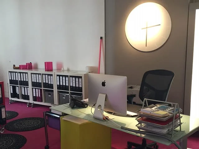 Poste de travail dans les bureaux de FIC Étiquette