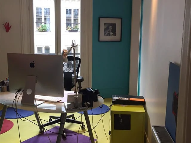Poste de création dans les bureaux de FIC Étiquette