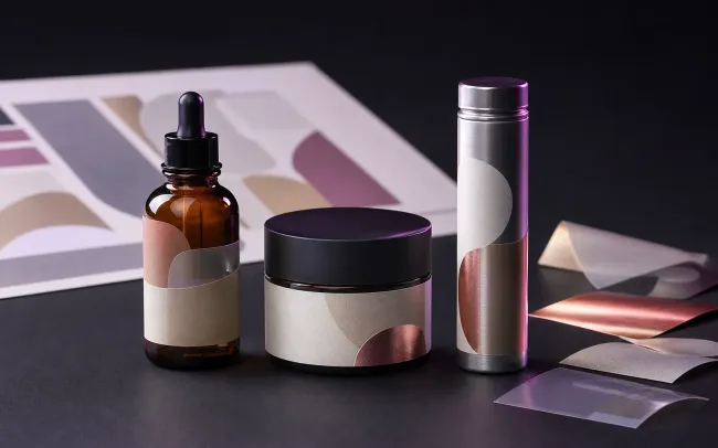 Packaging cosmétique fictif avec des étiquettes papier, transparentes et métallisées